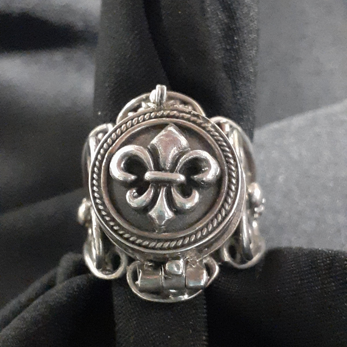 アクセサリー D.O.D poison flower ring Poison Ring Large Fleur de lis – Just Witchy's