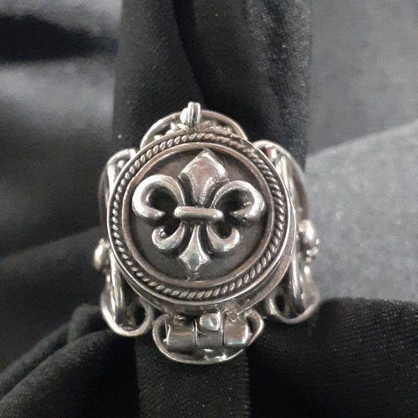 アクセサリー D.O.D poison flower ring Poison Ring Large Fleur de lis – Just Witchy's